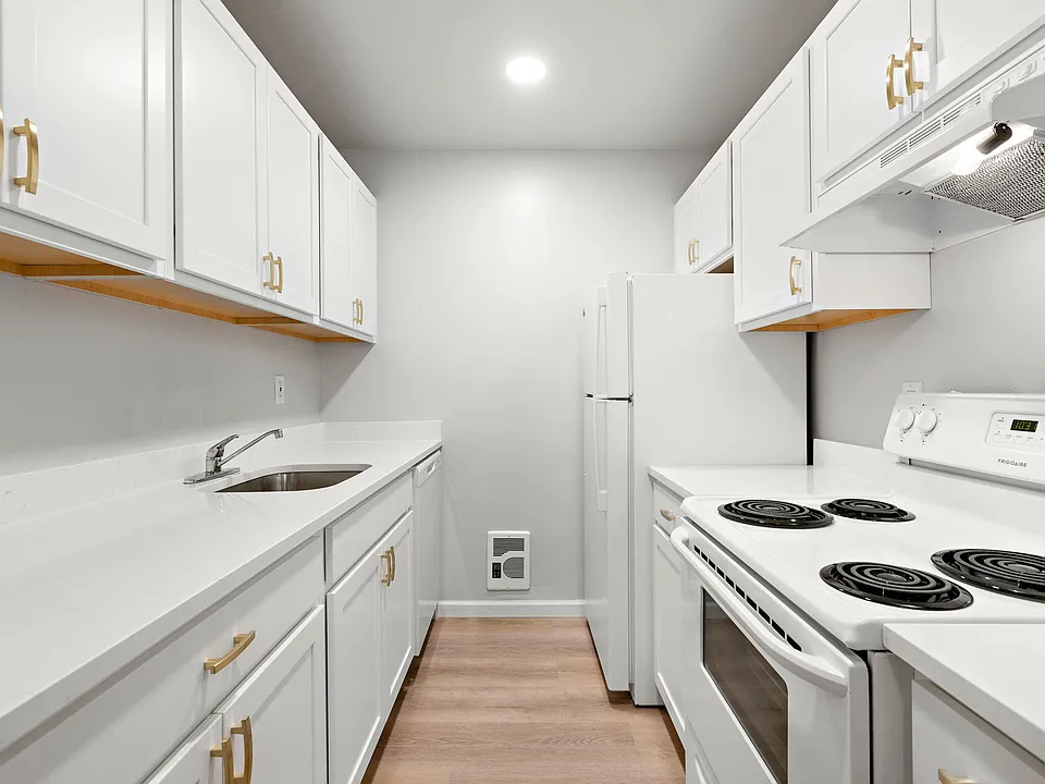 New Kitchen w/ Quartz Counters