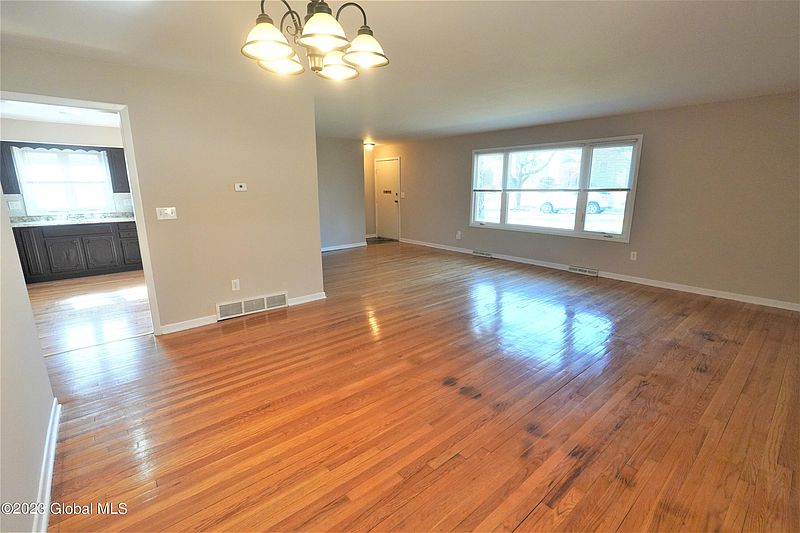 4th image of 275 Woodlawn Avenue