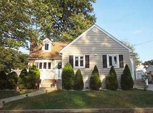696 S Lincoln Ave, Woodbridge, NJ 07095