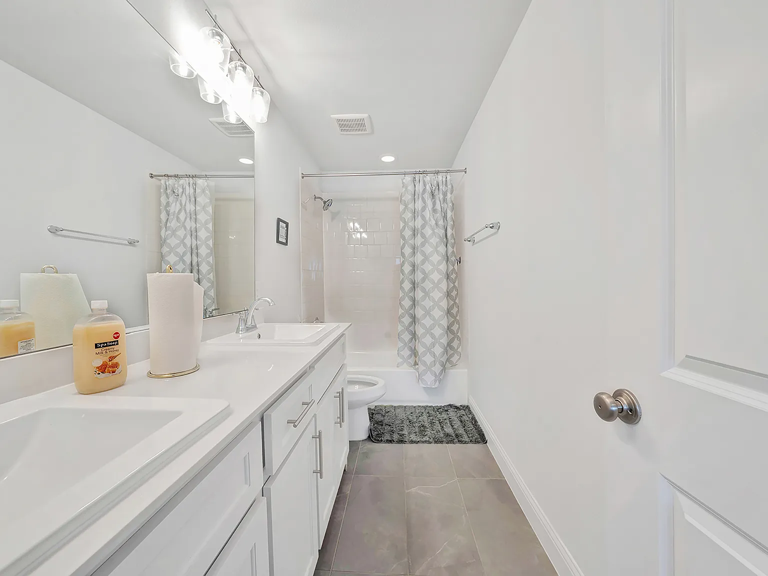 3 bed, 2.5 bath, 2438 sqft, $2,900 — Photo 2
