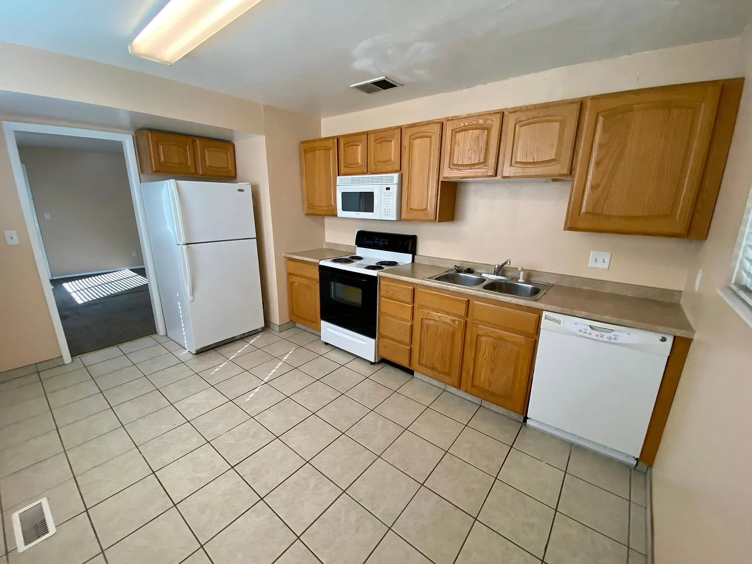 2 bed, 1012 sqft, $1,095 — Photo 2