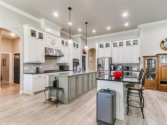 5th image of 3125 Mackenzie Ave
