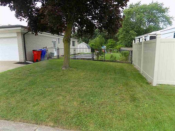 2nd image of 32391 N Cambridge Dr