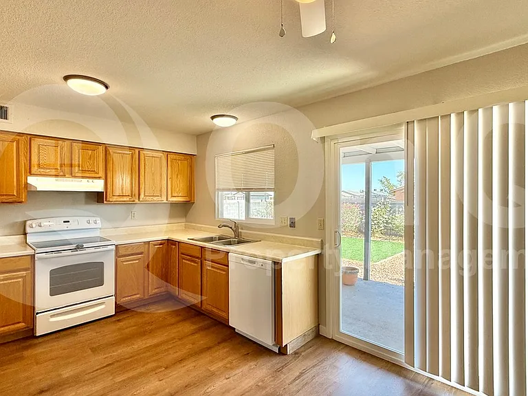 1040 W Yale Dr — Photo 5
