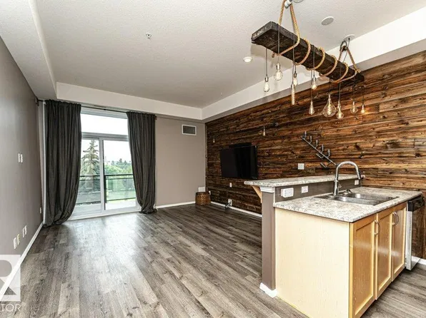 10531 117th St NW #404, Edmonton, AB T5H 0A8