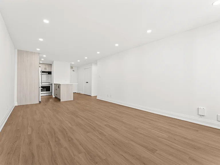 44 Charles St W — Photo 41