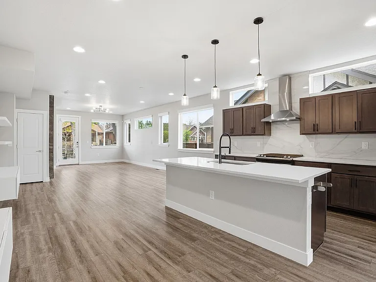 1518 N Newton St — Photo 14