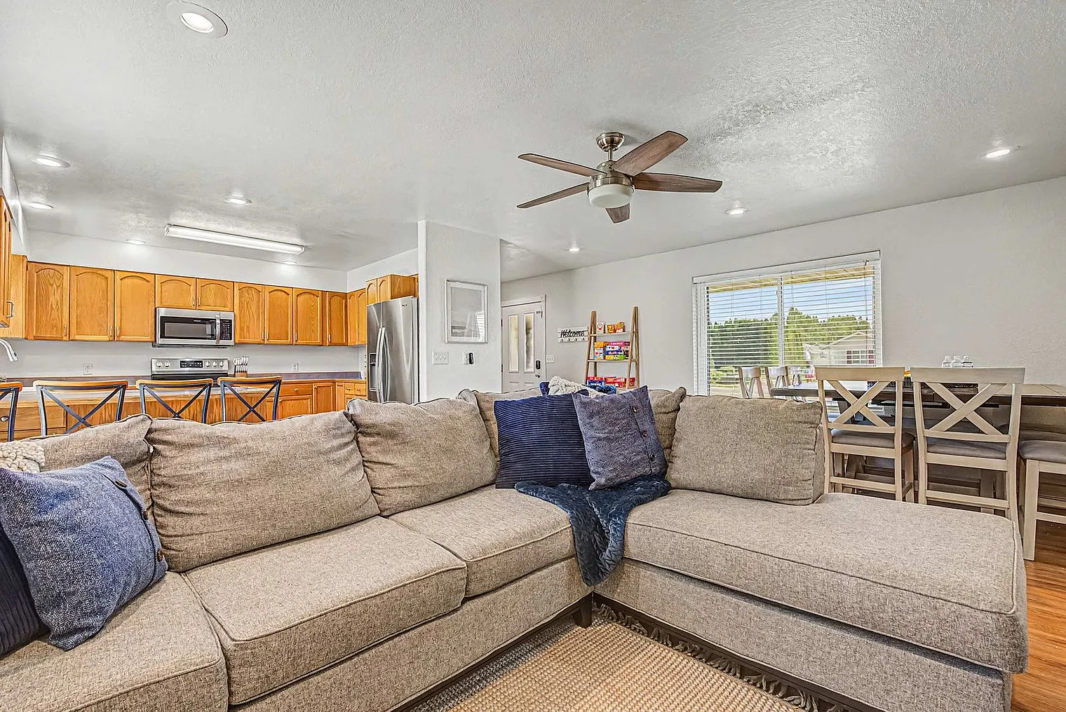3 bed, 2.0 bath, 559 sqft, $5,546 — Photo 2