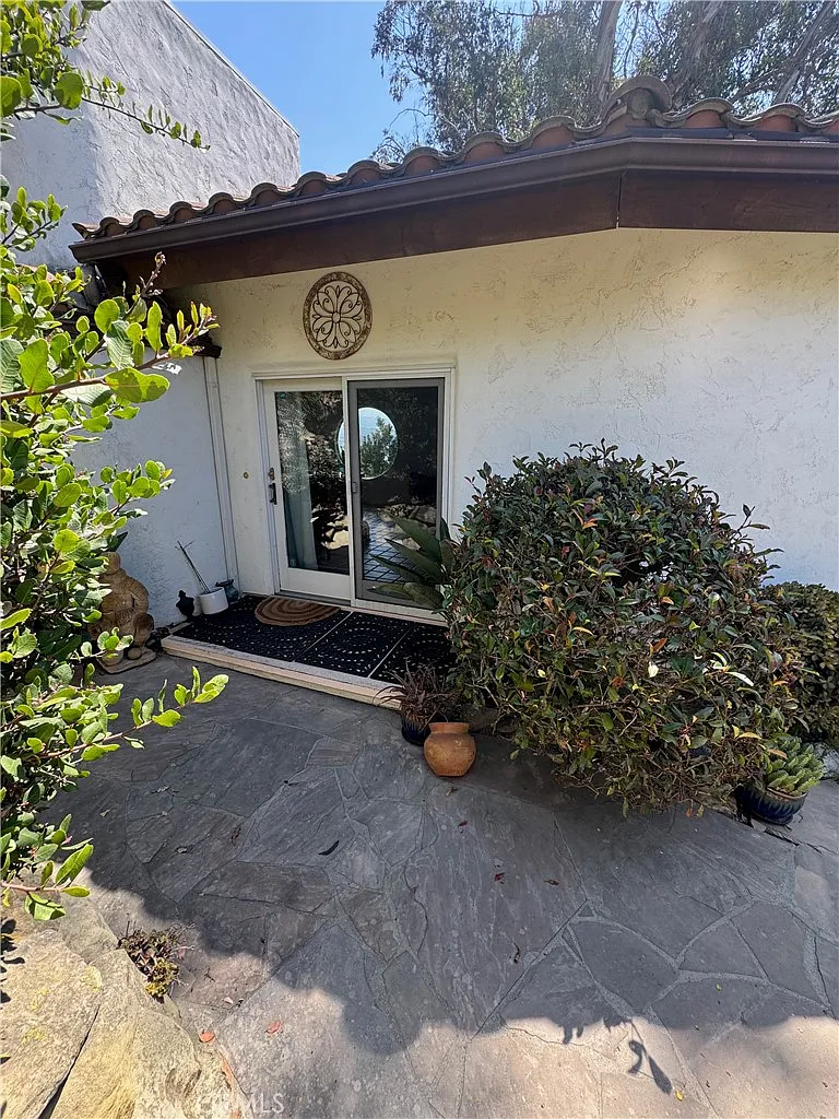 4 bed, 2.5 bath, 2822 sqft, $8,950 — Photo 2