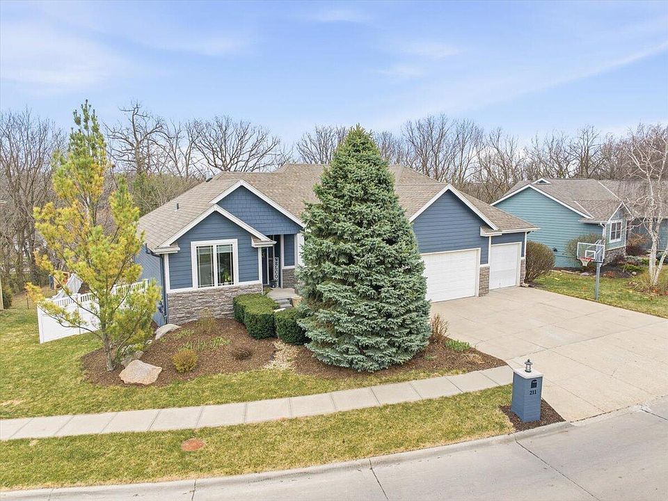1st image of 211 Parkwild Dr