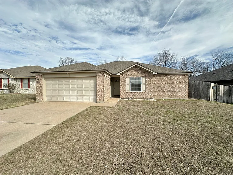 1910 Michele Dr — Photo 1