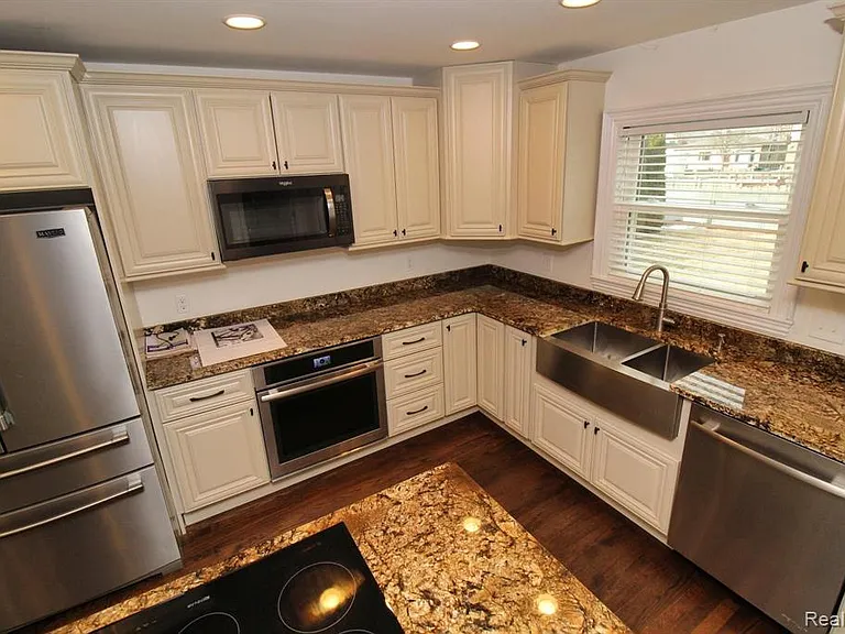37752 Huron Pointe Dr — Photo 10