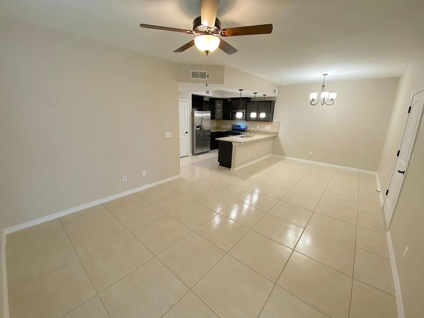 Beautiful 3 Bed/2 Bath with Refrig A/C — Photo 3