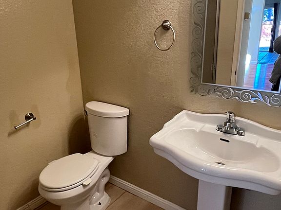 4th image of 8398 Entreken Way
