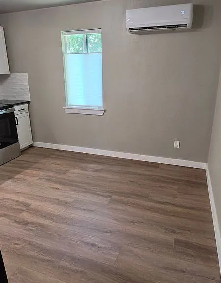 615 W 1st St — Photo 5