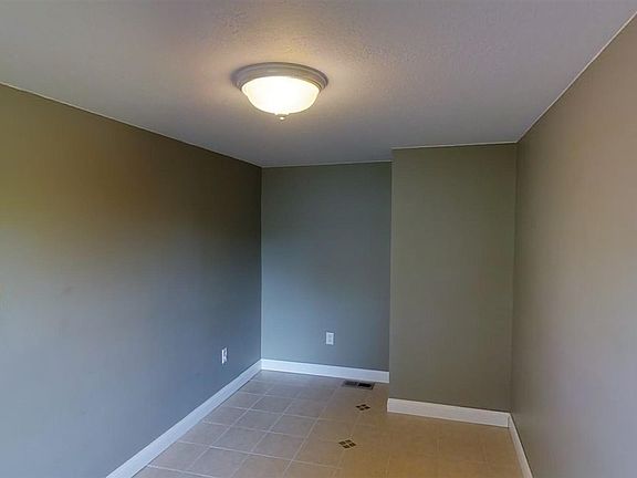 5th image of 1120 W Mill St
