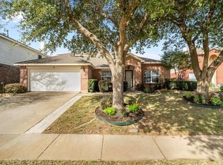 304 E Clover Park Dr, Fort Worth, TX 76140