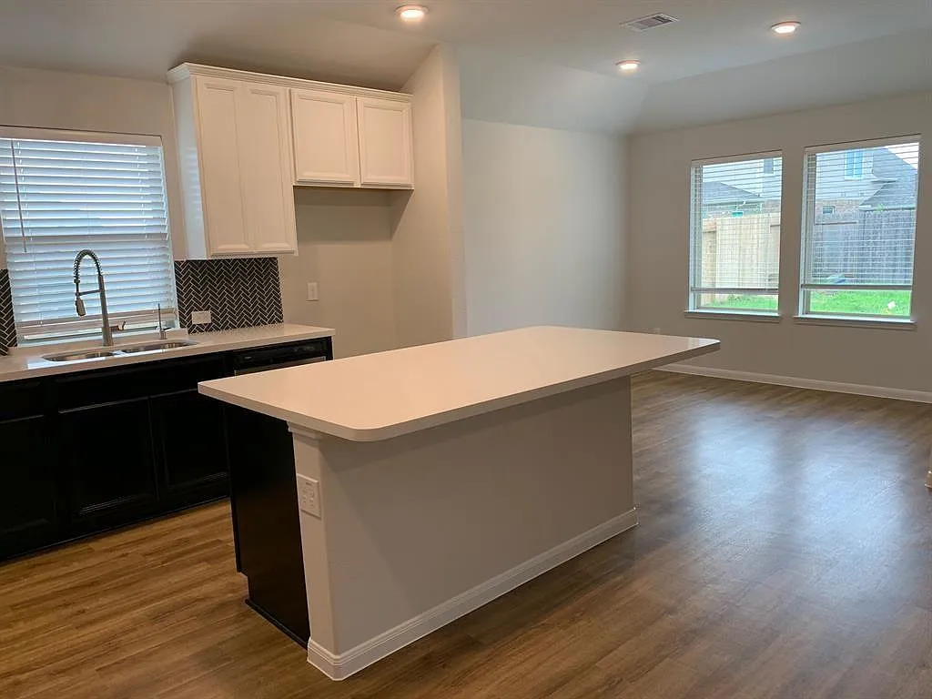 3 bed, 2.0 bath, 1627 sqft, $2,150 — Photo 2