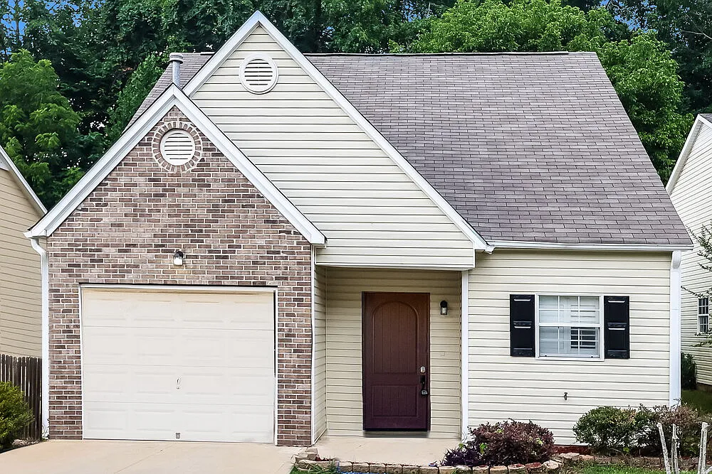 3 bed, 2.0 bath, 1385 sqft, $1,715 — Photo 1