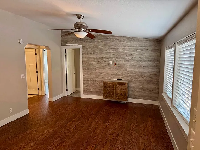 2557 E Beacon Light Rd — Photo 2