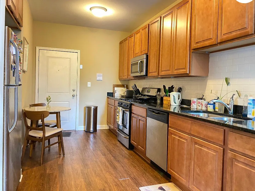 2 bed, 890 sqft, $2,435 — Photo 3