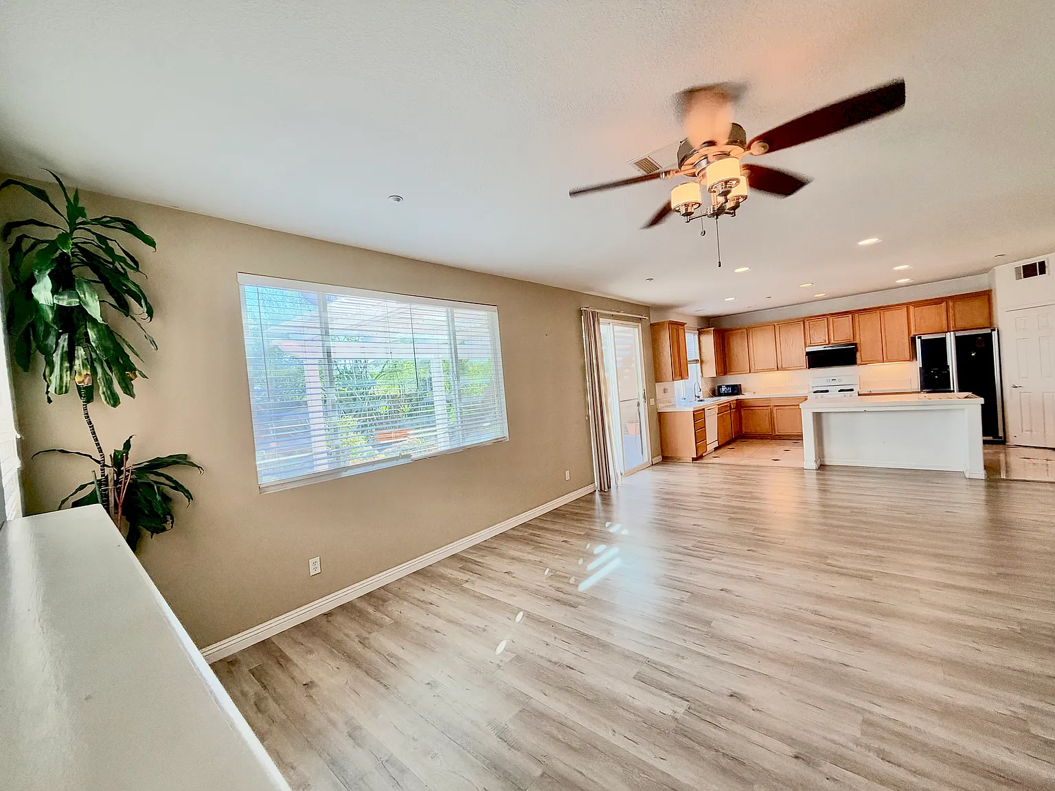 4 bed, 2.5 bath, 2305 sqft, $3,600 — Photo 2
