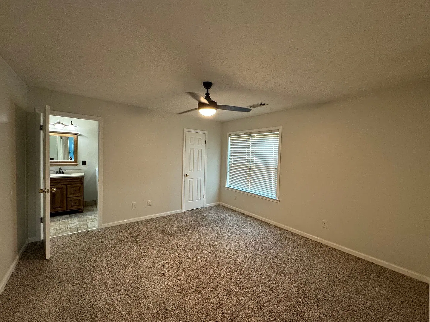 High Ceiling and Modern Style — Photo 4