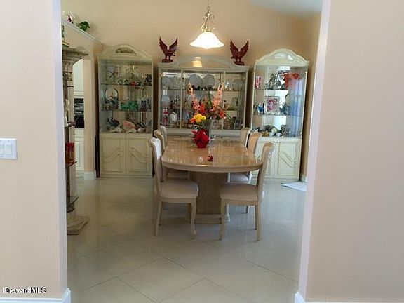 5th image of 884 Woodbine Dr