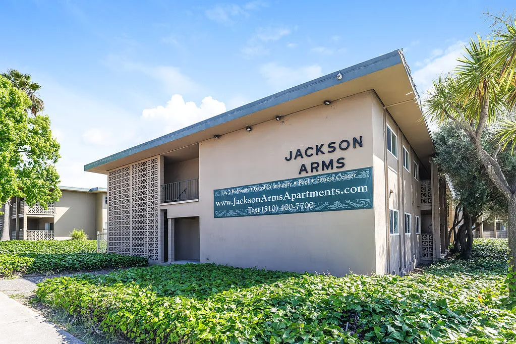 Jackson Arms Apartments — Photo 3