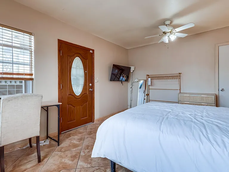 Huge room with private entrance - formerly livingroom