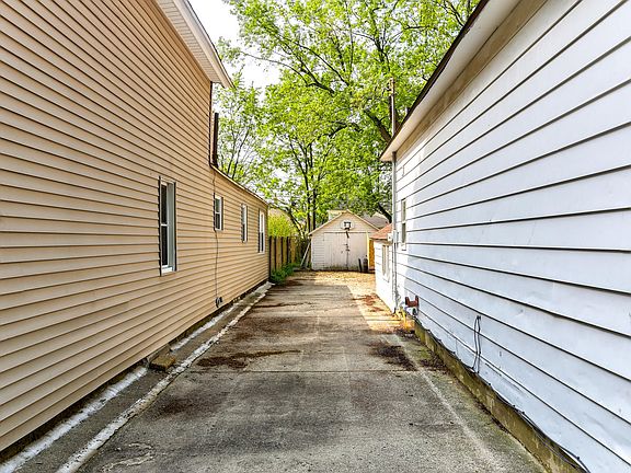 4th image of 34 E 18th St