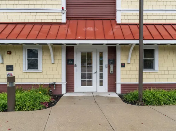 54 Loomis St Unit 2103, Bedford, MA 01730