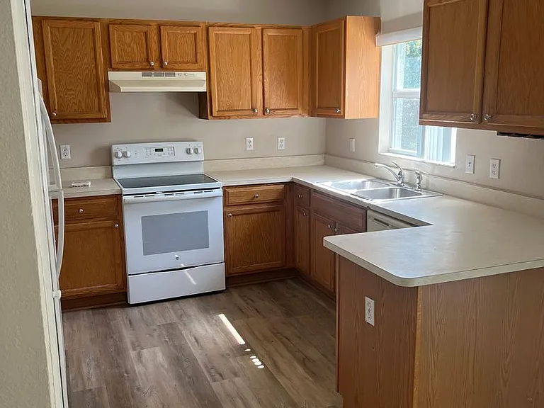 695 Sagamore Dr — Photo 4