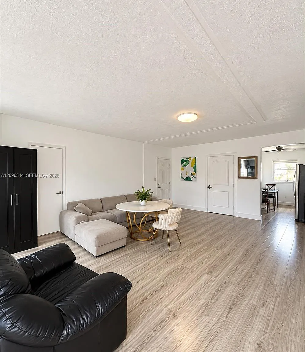 Victoria Condo — Photo 1
