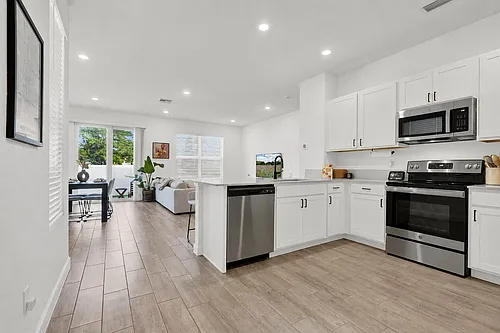 4246 Lagoon Shore Dr Photo 1