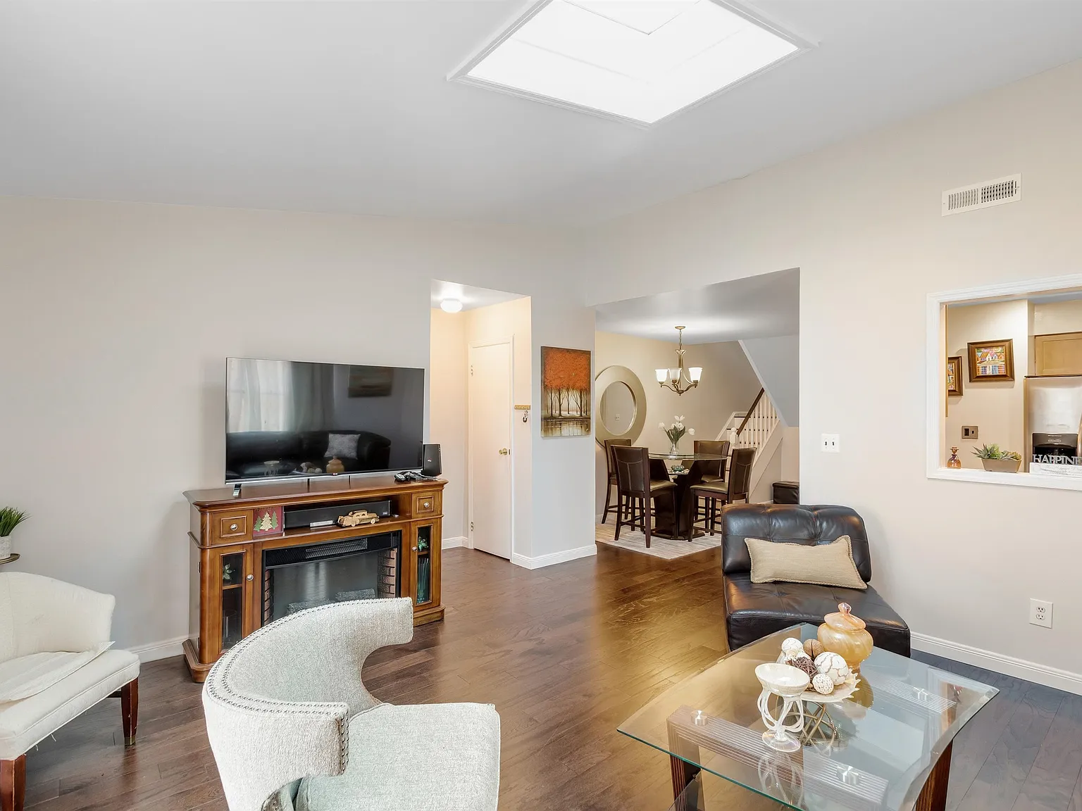 2 bed, 2.0 bath, 1650 sqft, $2,700 — Photo 2