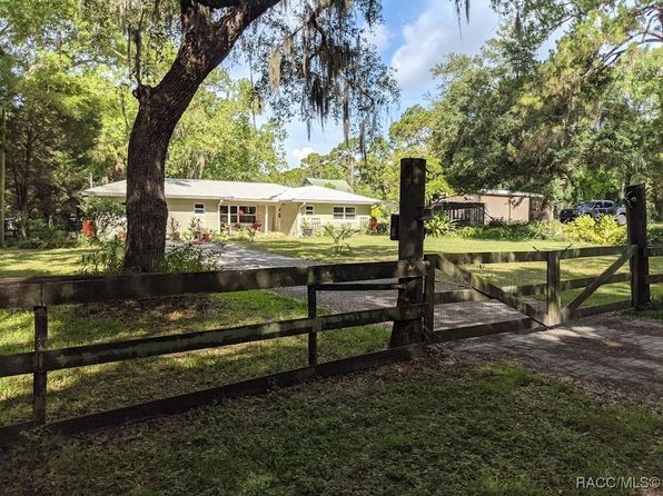 25 64th St, Yankeetown, FL 34498