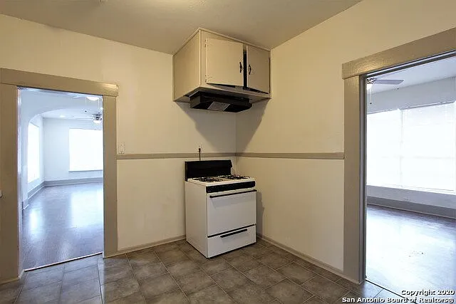 706 Canton — Photo 12