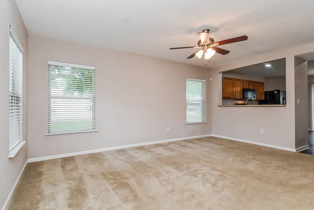 3 bed, 2.0 bath, 1300 sqft, $2,075 — Photo 4