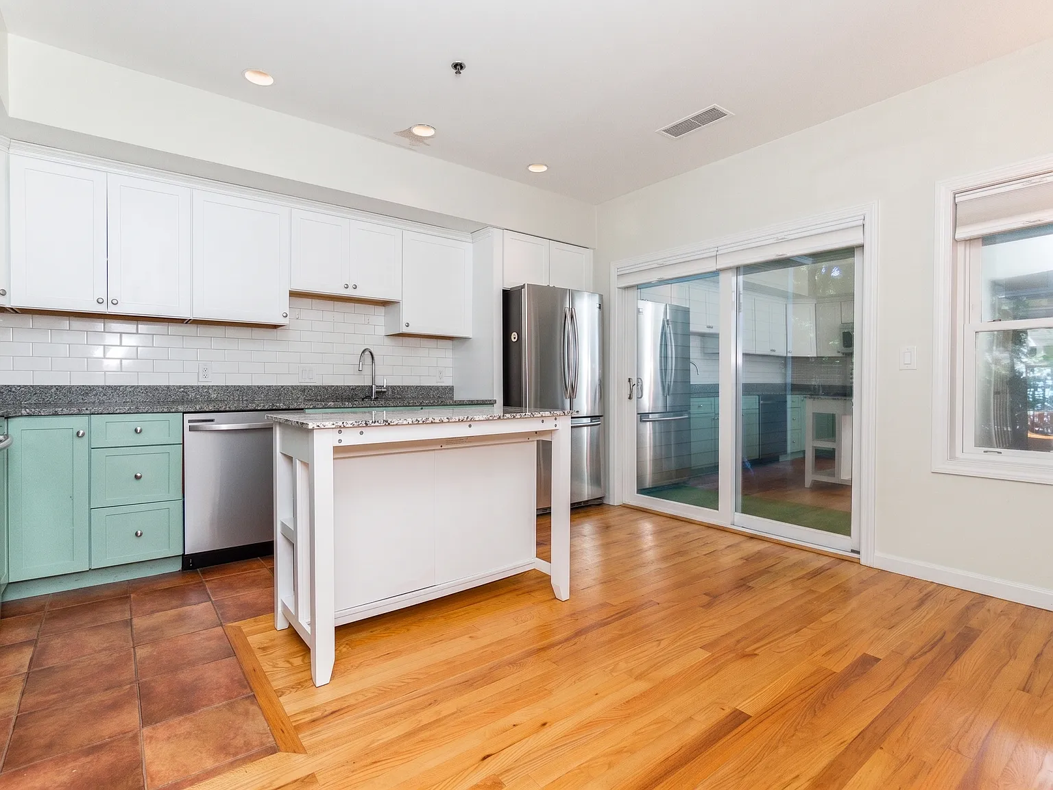 2 bed, 1.5 bath, 1103 sqft, $3,900 — Photo 2