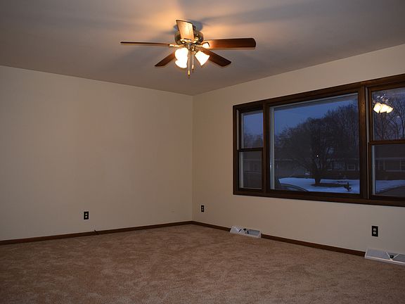4th image of 818 Meadow Ln