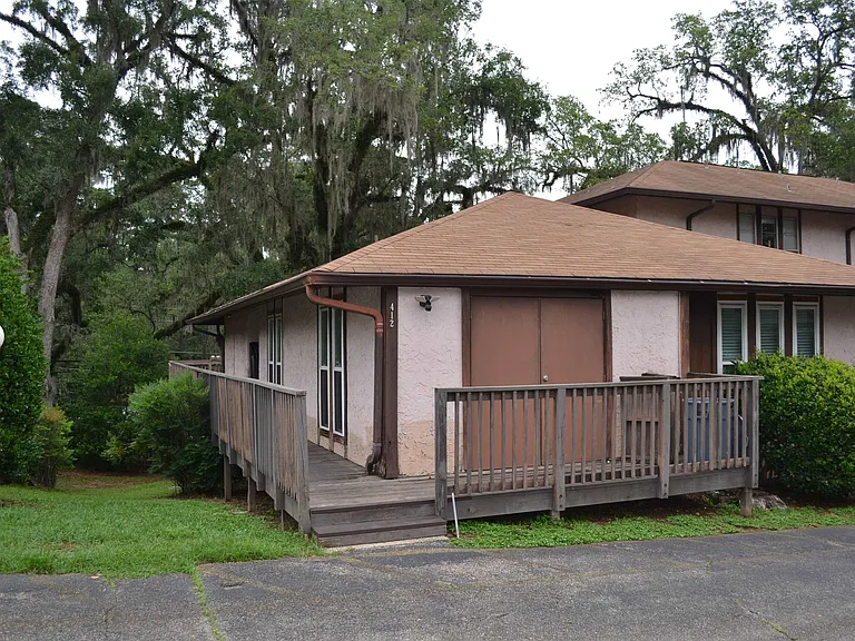 412 Westwood Dr — Photo 1