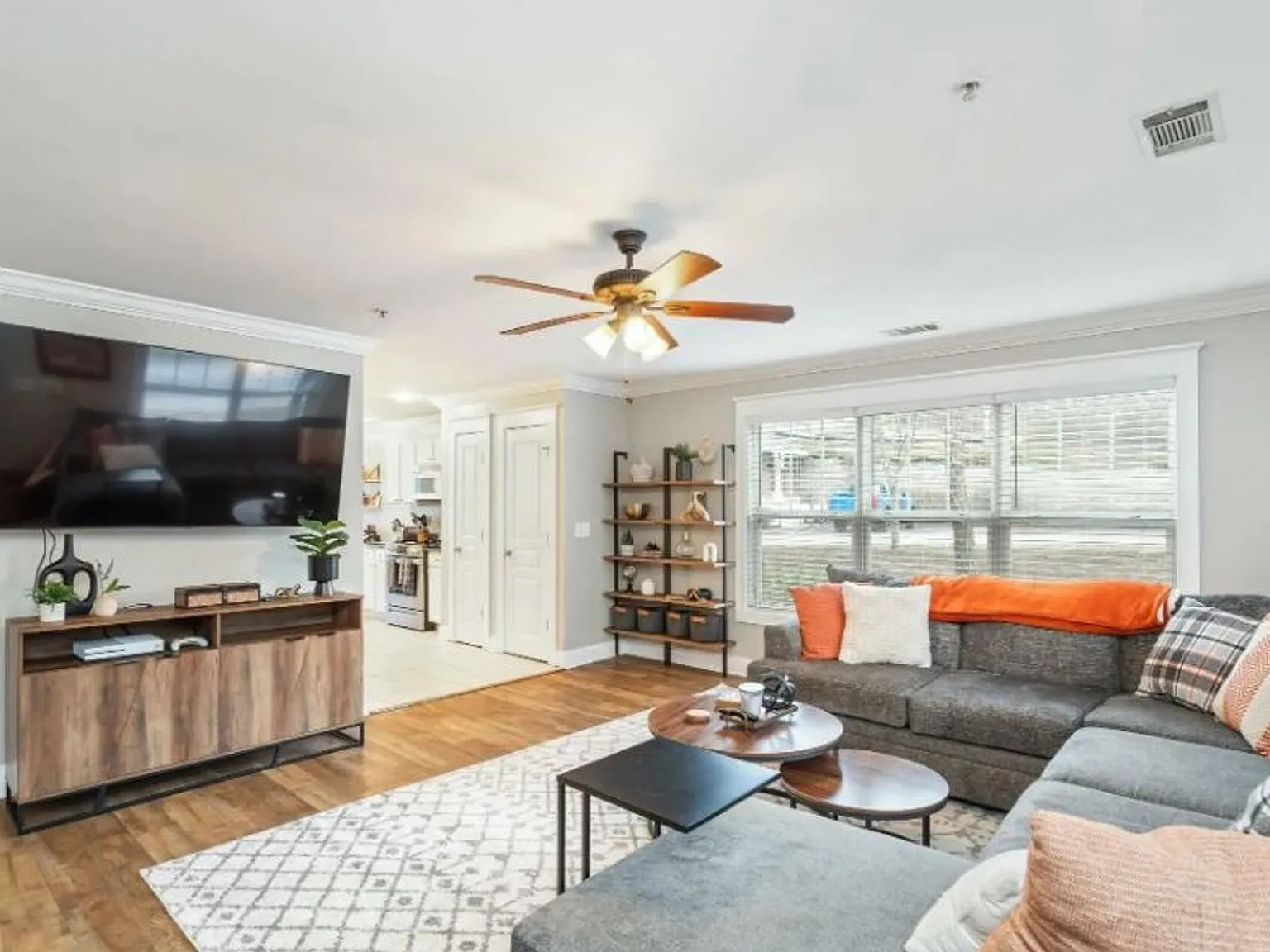 Two Bedrooms Available in this Three Bedroom Flat, Female Applicants! — Photo 3