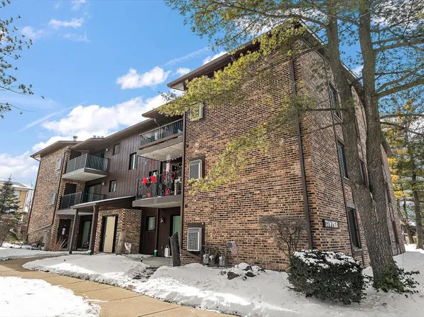 73 Pier Dr APT 302, Westmont, IL 60559