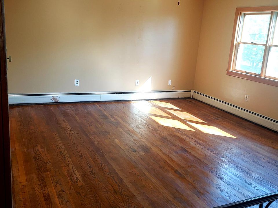 2nd image of 823 Hickory St #2