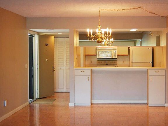 4th image of 2 Plantation Dr APT 104