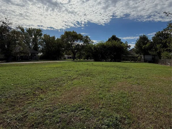 704 Poplar St, Honey Grove, TX 75446