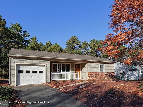 3rd image of 49 Zeeland Dr