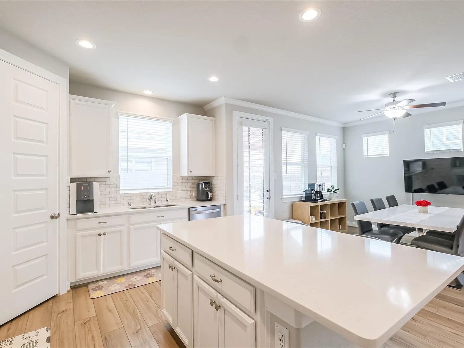 3 bed, 2.5 bath, 2130 sqft, $2,800 — Photo 4