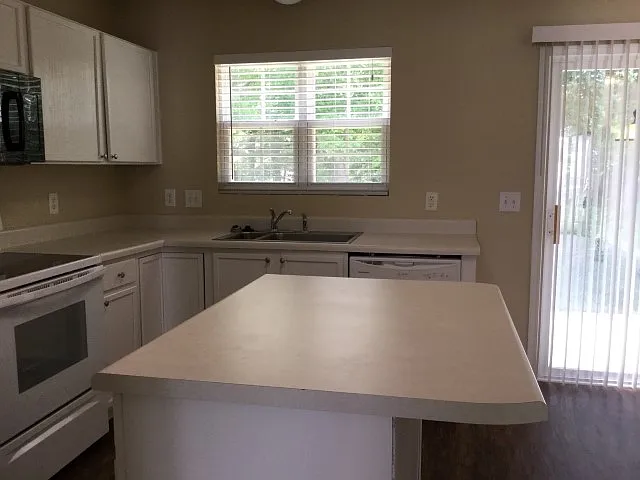 2912 Hayling Dr — Photo 3